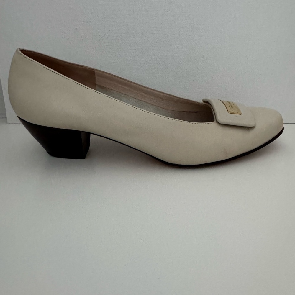 Salvatore Ferragamo Boutique Made in Italy Cream Heeled Loafers Size 8 - Picture 7 of 16